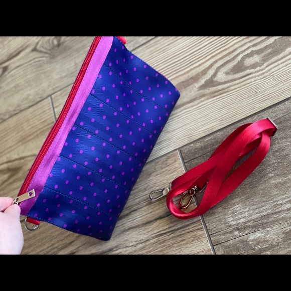 🍄SOLD FB🍄Harveys Seatbelt Bow Clutch Merry Bright - Picture 2 of 7